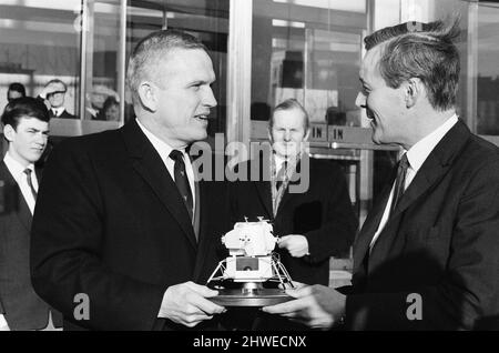 Colonel Frank Borman, NASA-Astronaut und Kommandant Apollo 8, das erste bemannte Raumschiff, das die niedrige Erdumlaufbahn verlässt, den Mond erreicht, ihn umkreist und zurückkehrt (Dezember 1968), besucht am Montag, den 3.. Februar 1969 das Technologieministerium in Millbank, London. Unser Bild Zeigt ... Colonel Frank Borman trifft den technischen Minister Tony Benn und überreichte ihm ein maßstabsgegegegegetragenes Modell des Mondwanzes, in dem Tom und Astronauten auf dem Mond geplant sind. Frank Frederick Borman II Stockfoto