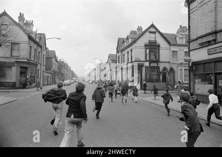 Der Komiker Ken Dodd eröffnet Wohnungen in der Ducie Street und der Beaconsfield Street, Toxteth, Liverpool. Zwei Häuser, eines in jeder Straße, wurden unter einem Team von Schutzhütten- und Planungsexperten zu Wohnungen umgebaut. Ken wird von Fans gejagt, als er von der Ducie Street zur Beaconsfield Street ging, um sich die neuen Häuser anzusehen, die in Wohnungen umgewandelt wurden. 7.. April 1970. Stockfoto