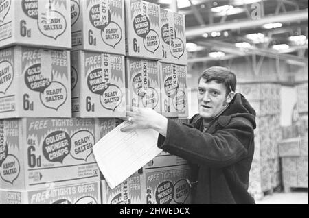 Chips fürs Leben! Ein Lagerarbeiter im Golden Wonder Lager in Bothwell sah hier, wie er einen Auftrag zusammenstellte. Januar 3. 1970 Stockfoto