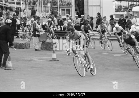 Eddy Merckx (Belgischer Fahrer Nummer 21 - Mitte des Bildes), der bei den Weltmeisterschaften im Mallory Park in Leicester, Leicestershire, England, teilnimmt und 29. beendete. Der Gewinner war der belgische Landsmann Jean-Pierre Monsere in 6 Stunden 33 Minuten 58seconds. In seiner Karriere erzielte Eddy 525 Karrieresiege, die von einem Radprofi am meisten zu verzeichnen sind. Er gewann das Doppel der Tour de France - Giro d'Italia in den Jahren 1970, 1972 und 1974. Er gewann den Giro d'Italia - Vuelta a Espana Doppel im Jahr 1973. Er hat 34 Etappensiege der Tour de France (den Rekord), darunter sechs Etappen in den Jahren 1969 und 1972, und eigh Stockfoto