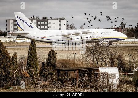 Danzig, Polen. , . Ukrainisch Antonov an-124 Ruslan reg no UR-82072 ist zu sehen. Flugzeuge besuchen Danzig während des russischen Krieges gegen die Ukraine. An-124 ist ein großes, strategisch ausgerüsttes viermotoriges Luftfahrzeug, das im Jahr 1980s vom Antonov-Konstruktionsbüro der ukrainischen SSR entworfen wurde. Das Flugzeug ist das schwerste Frachtflugzeug der Welt mit Bruttogewichtsproduktion und das schwerste Frachtflugzeug mit Betrieb. Quelle: Vadim Pacajev/Alamy Live News Stockfoto