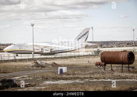 Danzig, Polen. , . Ukrainisch Antonov an-124 Ruslan reg no UR-82072 ist zu sehen. Flugzeuge besuchen Danzig während des russischen Krieges gegen die Ukraine. An-124 ist ein großes, strategisch ausgerüsttes viermotoriges Luftfahrzeug, das im Jahr 1980s vom Antonov-Konstruktionsbüro der ukrainischen SSR entworfen wurde. Das Flugzeug ist das schwerste Frachtflugzeug der Welt mit Bruttogewichtsproduktion und das schwerste Frachtflugzeug mit Betrieb. Quelle: Vadim Pacajev/Alamy Live News Stockfoto