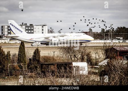 Danzig, Polen. , . Ukrainisch Antonov an-124 Ruslan reg no UR-82072 ist zu sehen. Flugzeuge besuchen Danzig während des russischen Krieges gegen die Ukraine. An-124 ist ein großes, strategisch ausgerüsttes viermotoriges Luftfahrzeug, das im Jahr 1980s vom Antonov-Konstruktionsbüro der ukrainischen SSR entworfen wurde. Das Flugzeug ist das schwerste Frachtflugzeug der Welt mit Bruttogewichtsproduktion und das schwerste Frachtflugzeug mit Betrieb. Quelle: Vadim Pacajev/Alamy Live News Stockfoto