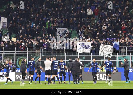 Mailand, Italien. 4. März 2022. Italien, Mailand, 4 2022. märz: die Spieler des fc Inter feiern den Sieg und begrüßen die Fans am Ende des Fußballspiels FC INTER gegen SALERNITANA, Serie A 2021-2022 day28, San Siro Stadion (Bildnachweis: © Fabrizio Andrea Bertani/Pacific Press via ZUMA Press Wire) Stockfoto