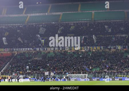 Mailand, Italien. 4. März 2022. Italien, Mailand, 4 2022. märz: die Spieler des fc Inter feiern den Sieg und begrüßen die Fans am Ende des Fußballspiels FC INTER gegen SALERNITANA, Serie A 2021-2022 day28, San Siro Stadion (Bildnachweis: © Fabrizio Andrea Bertani/Pacific Press via ZUMA Press Wire) Stockfoto