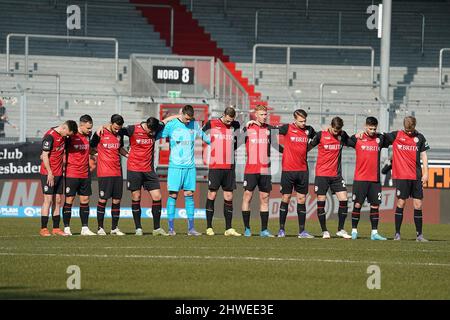 Wiesbaden, Deutschland. 05. März 2022. 05.03.2022, Brita Arena, Wiesbaden, GER, Division 3., SV Wehen Wiesbaden vs FC Kickers Würzburg, die DFL-Vorschriften verbieten die Verwendung von Fotografien als Bildsequenzen und/oder quasi-Video. Im Bild die Wehen Wiesbaden gedenken Spieler der Opfer des Krieges in der Ukraine. Kredit: dpa/Alamy Live Nachrichten Stockfoto