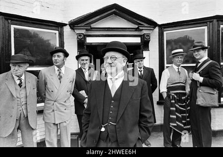 Arthur Lowe (Mitte) als Captain Mainwaring während der Dreharbeiten zum Film „The Dad's Army“ in Chalfont St Giles, Buckinghamshire. Ebenfalls abgebildet sind Arnold Ridley, James Beck, John Le Mesurier, John Laurie, Clive Dunn und Ian Lavender. 13.. August 1970. Stockfoto