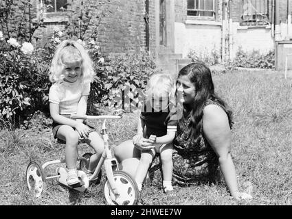 Stefan und Samantha Gates, Kindermodelle, abgebildet mit ihrer Mutter Jean Gates, Samstag, 20.. Juni 1970. Stockfoto