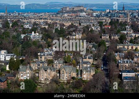 Blick vom Blackford Hill auf die Grange Gegend in Richtung Edinburgh Castle und weiter nach Fife. Stockfoto