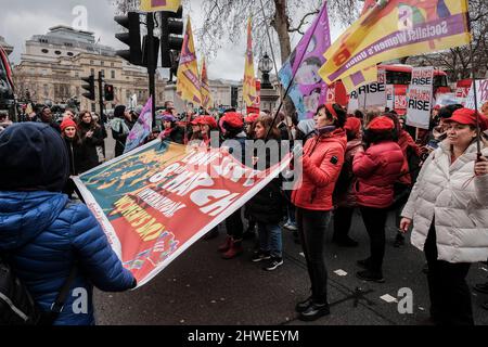 5.. März 2022, London, Großbritannien. Hunderte von Frauen marschieren von der Polizeiwache Charing Cross nach New Scotland Yard, um die Verletzungen von Frauen durch die Polizei zu unterstreichen und ein Ende der Gewalt gegen Frauen im Hinblick auf den Internationalen Frauentag am 8.. März zu fordern. Stockfoto