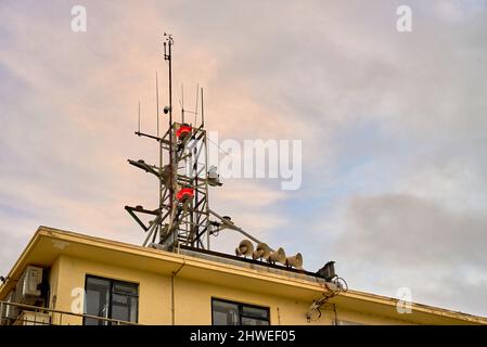 Antennen, Antenne und Lautsprecher auf einem Gebäude Stockfoto