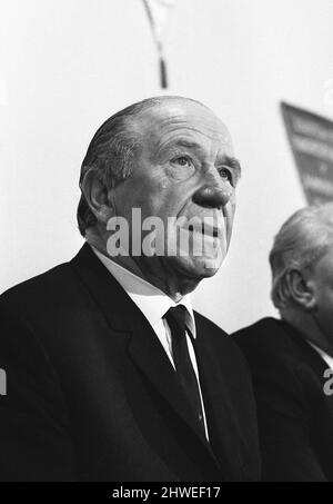 Sir Matt Busby gibt seinen Rücktritt als Manager von Manchester United auf der Pressekonferenz in Old Trafford am Dienstag, den 14.. Januar 1969, bekannt. Sir Matt Busby wurde zum General Manager ernannt und wird bis zum Ende der Saison weiterhin als Teamleiter tätig sein. Stockfoto