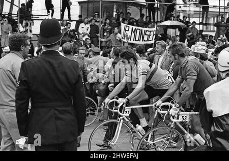 Eddy Merckx (Belgischer Fahrer Nummer 21), der bei den World Cycling Championships im Mallory Park in Leicester, Leicestershire, England, teilnimmt und 29. beendete. Der Gewinner war der belgische Landsmann Jean-Pierre Monsere in 6 Stunden 33 Minuten 58seconds. In seiner Karriere erzielte Eddy 525 Karrieresiege, die von einem Radprofi am meisten zu verzeichnen sind. Er gewann das Doppel der Tour de France - Giro d'Italia in den Jahren 1970, 1972 und 1974. Er gewann den Giro d'Italia - Vuelta a Espana Doppel im Jahr 1973. Er hat 34 Etappensiege der Tour de France (den Rekord), darunter sechs Etappen in den Jahren 1969 und 1972 sowie acht Etappen in den Jahren 1970 und 197 Stockfoto