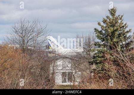 Danzig, Polen. , . Ukrainisch Antonov an-124 Ruslan reg no UR-82072 ist zu sehen. Flugzeuge besuchen Danzig während des russischen Krieges gegen die Ukraine. An-124 ist ein großes, strategisch ausgerüsttes viermotoriges Luftfahrzeug, das im Jahr 1980s vom Antonov-Konstruktionsbüro der ukrainischen SSR entworfen wurde. Das Flugzeug ist das schwerste Frachtflugzeug der Welt mit Bruttogewichtsproduktion und das schwerste Frachtflugzeug mit Betrieb. (Foto von Vadim Pacajev/Sipa USA) Quelle: SIPA USA/Alamy Live News Stockfoto