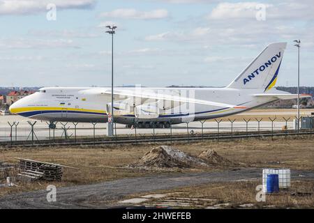 Danzig, Polen. , . Ukrainisch Antonov an-124 Ruslan reg no UR-82072 ist zu sehen. Flugzeuge besuchen Danzig während des russischen Krieges gegen die Ukraine. An-124 ist ein großes, strategisch ausgerüsttes viermotoriges Luftfahrzeug, das im Jahr 1980s vom Antonov-Konstruktionsbüro der ukrainischen SSR entworfen wurde. Das Flugzeug ist das schwerste Frachtflugzeug der Welt mit Bruttogewichtsproduktion und das schwerste Frachtflugzeug mit Betrieb. (Foto von Vadim Pacajev/Sipa USA) Quelle: SIPA USA/Alamy Live News Stockfoto