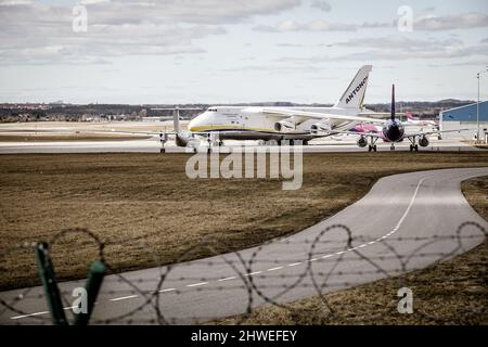 Danzig, Polen. , . Ukrainisch Antonov an-124 Ruslan reg no UR-82072 ist zu sehen. Flugzeuge besuchen Danzig während des russischen Krieges gegen die Ukraine. An-124 ist ein großes, strategisch ausgerüsttes viermotoriges Luftfahrzeug, das im Jahr 1980s vom Antonov-Konstruktionsbüro der ukrainischen SSR entworfen wurde. Das Flugzeug ist das schwerste Frachtflugzeug der Welt mit Bruttogewichtsproduktion und das schwerste Frachtflugzeug mit Betrieb. (Foto von Vadim Pacajev/Sipa USA) Quelle: SIPA USA/Alamy Live News Stockfoto