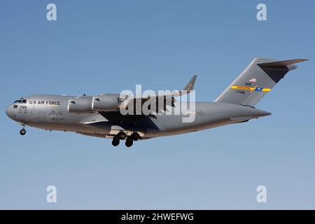 Boeing C-17 Globemaster, Militärflugzeug, das auf einem Militärflugplatz landet, mit heruntergekommener Ausrüstung Stockfoto