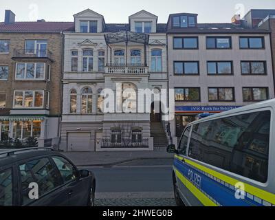 Ein Polizeifahrzeug steht vor dem Wohnhaus von Alt-Kanzler Gerhard Schröder und seiner 5. Ehefrau so-yeon Schröder-Kim . Hannover, 05.03.2022 Stockfoto