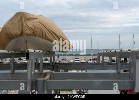 Royal Yacht Club der mallorquinischen Stadt Sa Rapita. Boote im Prozess der Restaurierung auf Holzstativen Stockfoto