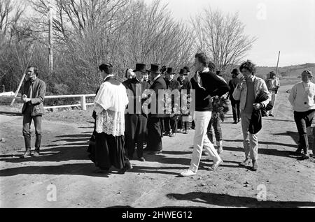 Rolling Stones: Dreharbeiten zu Ned Kelly in Australien. Mick Jagger. Regisseur Tony Richardson, in weißen Hosen, inszeniert die Beerdigungsszene. Juli 1969 Stockfoto