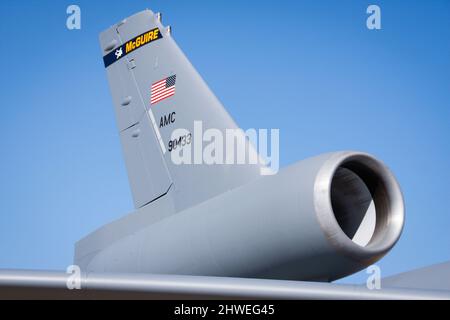 Heck und Motor von KC-10 Extender Fracht- und Tankflugzeugen mit blauem Himmel Stockfoto