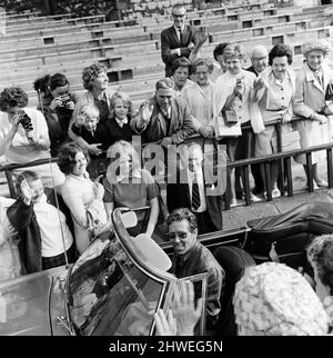 Lord Snowdon kommt in Caernarfon Castle an, um die Vorbereitungen für die Zeremonie im Vorfeld der Investitur des Prince of Wales in Caernarfon Castle, Gwynedd, Wales, zu besprechen. 30.. Juni 1969. Stockfoto