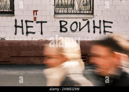 Russland. Moskau. 'No war' - die Inschrift an der Wand. Die ersten Tage des russischen Angriffs auf die Ukraine Stockfoto