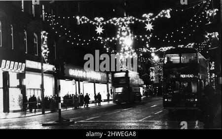 Christmas Street Lights on Church Street, Liverpool, England. Dezember 1969 Aufnahme aufgenommen am 19.. Dezember 1969. ****WICHTIG: Der 19.. Dezember 1969 ist ein erratener Termin, da keine Datumsangabe auf dem Druck steht. Allerdings wurde ein ähnlicher Bus, auch Nummern 30 bis Pierhead, abgebildet und ist auf dem Internet-Datum 1969 genommen. Also gehe ich mit 1969, aber bitte überprüfen und prüfen, ob der Redakteur es besser weiß. Vielen Dank *** Stockfoto