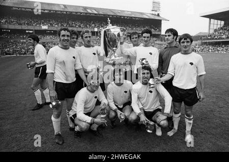 Watney-Pokalfinale, Derby County / Manchester United. Endergebnis 4-1 zu Derby County. Einige der Derby County Spieler mit dem Watney Cup nach dem Sieg gegen Manchester united abgebildet. Baseballstadion, Derby. 8.. August 1970. Stockfoto