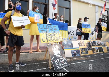 Bangkok, Thailand. 5. März 2022. In Thailand lebende Ukrainer und Anti-Kriegs-Demonstranten mit Plakaten versammelten sich im Lumphini-Park, um gegen die russischen Streitkräfte zu protestieren, um die Militäroperationen in der Ukraine einzustellen. (Bild: © Teera Noisakran/Pacific Press via ZUMA Press Wire) Stockfoto