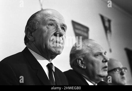 Sir Matt Busby gibt seinen Rücktritt als Manager von Manchester United auf der Pressekonferenz in Old Trafford am Dienstag, den 14.. Januar 1969, bekannt. Sir Matt Busby wurde zum General Manager ernannt und wird bis zum Ende der Saison weiterhin als Teamleiter tätig sein. Stockfoto