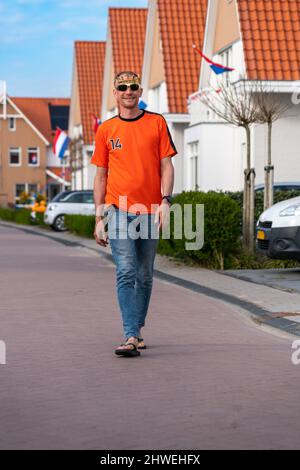 Der Niederländer feiert den Königstag auf der Straße während einer orangefarbenen Straßenparty in Holland, den Niederlanden. Koningsdag ist ein traditionelles Fest zu Stockfoto