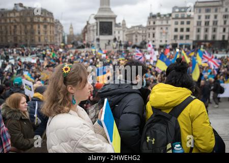 London, Großbritannien. 05. März 2022. Demonstranten versammeln sich in der Mitte von London, um Solidarität mit den Ukrainern zu zeigen und gegen Putins Invasion des osteuropäischen Landes zu protestieren. Kredit: SOPA Images Limited/Alamy Live Nachrichten Stockfoto