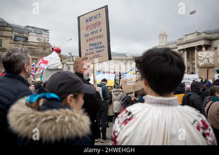 London, Großbritannien. 05. März 2022. Demonstranten versammeln sich in der Mitte von London, um Solidarität mit den Ukrainern zu zeigen und gegen Putins Invasion des osteuropäischen Landes zu protestieren. Kredit: SOPA Images Limited/Alamy Live Nachrichten Stockfoto