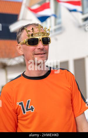 Der Niederländer feiert den Königstag auf der Straße während einer orangefarbenen Straßenparty in Holland, den Niederlanden. Koningsdag ist ein traditionelles Fest zu Stockfoto