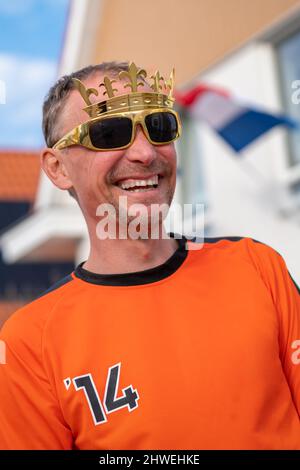 Der Niederländer feiert den Königstag auf der Straße während einer orangefarbenen Straßenparty in Holland, den Niederlanden. Koningsdag ist ein traditionelles Fest zu Stockfoto