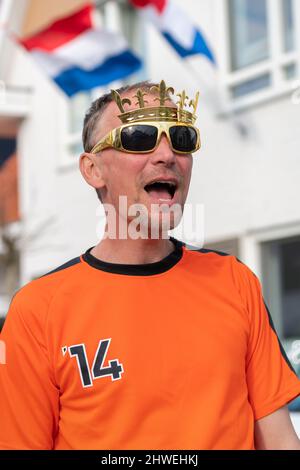 Der Niederländer feiert den Königstag auf der Straße während einer orangefarbenen Straßenparty in Holland, den Niederlanden. Koningsdag ist ein traditionelles Fest zu Stockfoto