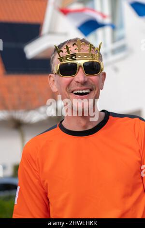 Der Niederländer feiert den Königstag auf der Straße während einer orangefarbenen Straßenparty in Holland, den Niederlanden. Koningsdag ist ein traditionelles Fest zu Stockfoto