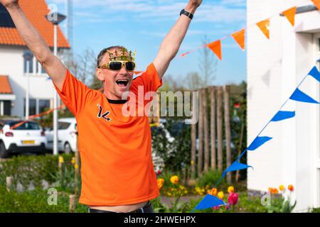 Der Niederländer feiert den Königstag auf der Straße während einer orangefarbenen Straßenparty in Holland, den Niederlanden. Koningsdag ist ein traditionelles Fest zu Stockfoto