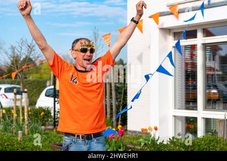 Der Niederländer feiert den Königstag auf der Straße während einer orangefarbenen Straßenparty in Holland, den Niederlanden. Koningsdag ist ein traditionelles Fest zu Stockfoto