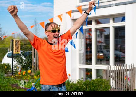 Der Niederländer feiert den Königstag auf der Straße während einer orangefarbenen Straßenparty in Holland, den Niederlanden. Koningsdag ist ein traditionelles Fest zu Stockfoto