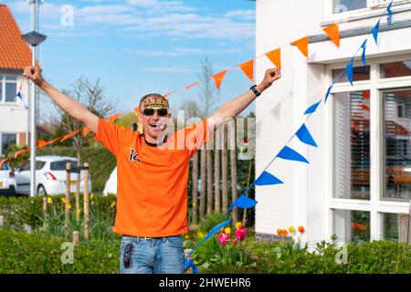 Der Niederländer feiert den Königstag auf der Straße während einer orangefarbenen Straßenparty in Holland, den Niederlanden. Koningsdag ist ein traditionelles Fest zu Stockfoto