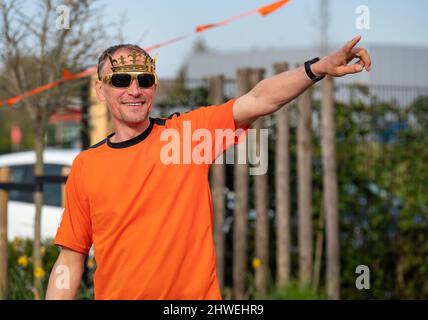 Der Niederländer feiert den Königstag auf der Straße während einer orangefarbenen Straßenparty in Holland, den Niederlanden. Koningsdag ist ein traditionelles Fest zu Stockfoto