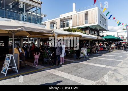 Limassol, Zypern. 05. März 2022. Am 5. März 2022 sitzen Menschen in Cafés in Limassol Marina, Limassol, Zypern. Das Gesundheitsministerium kündigte aufgrund der verbesserten epidemiologischen Verfassung einen Plan zur Neuanpassung der Beschränkungen vom 8. März 2022 an. In Supermärkten ist unter anderem kein Safe Pass mehr erforderlich und der Zeitrahmen für einen gültigen Test zum Betreten von Restaurants wird auf 72 Stunden verlängert. (Foto von Kostas Pikoulas/Sipa USA) Quelle: SIPA USA/Alamy Live News Stockfoto