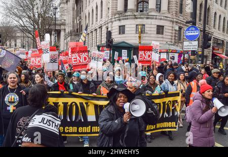 London, Großbritannien. 5.. März 2022. Demonstranten marschierten durch das Zentrum Londons, als Teil der weltweiten Versammlung von „Million Women Rise“ gegen männliche Gewalt gegen Frauen und Mädchen. Kredit: Vuk Valcic/Alamy Live Nachrichten Stockfoto