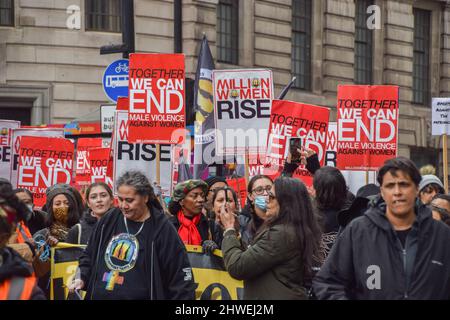 London, Großbritannien. 5.. März 2022. Demonstranten marschierten durch das Zentrum Londons, als Teil der weltweiten Versammlung von „Million Women Rise“ gegen männliche Gewalt gegen Frauen und Mädchen. Kredit: Vuk Valcic/Alamy Live Nachrichten Stockfoto