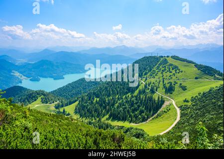 Blick vom Berg Herzogstand auf den Walchensee - in der Nähe von Kochel am See - schönes Reiseziel in Bayern, Deutschland Stockfoto