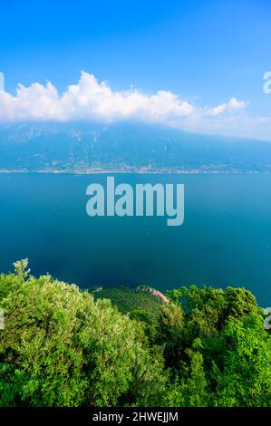 Panorama und Luftaufnahme von der Stadt Gardola über den südlichen Gardasee, Italien - Reiseziel Stockfoto