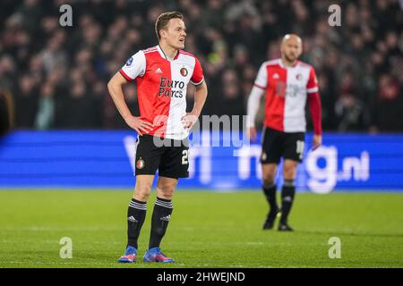 Rotterdam, Niederlande. 05. März 2022. Rotterdam - Jens Toornstra von Feyenoord, Gernot Trauner von Feyenoord reagieren nach dem Unentschieden während des Spiels zwischen Feyenoord gegen FC Groningen bei de Kuip am 5. März 2022 in Rotterdam, Niederlande. (Box to Box Pictures/Tom Bode) Credit: Box to Box pictures/Alamy Live News Stockfoto