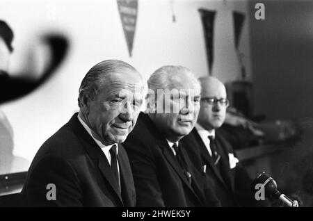 Sir Matt Busby gibt seinen Rücktritt als Manager von Manchester United auf der Pressekonferenz in Old Trafford am Dienstag, den 14.. Januar 1969, bekannt. Sir Matt Busby wurde zum General Manager ernannt und wird bis zum Ende der Saison weiterhin als Teamleiter tätig sein. Stockfoto